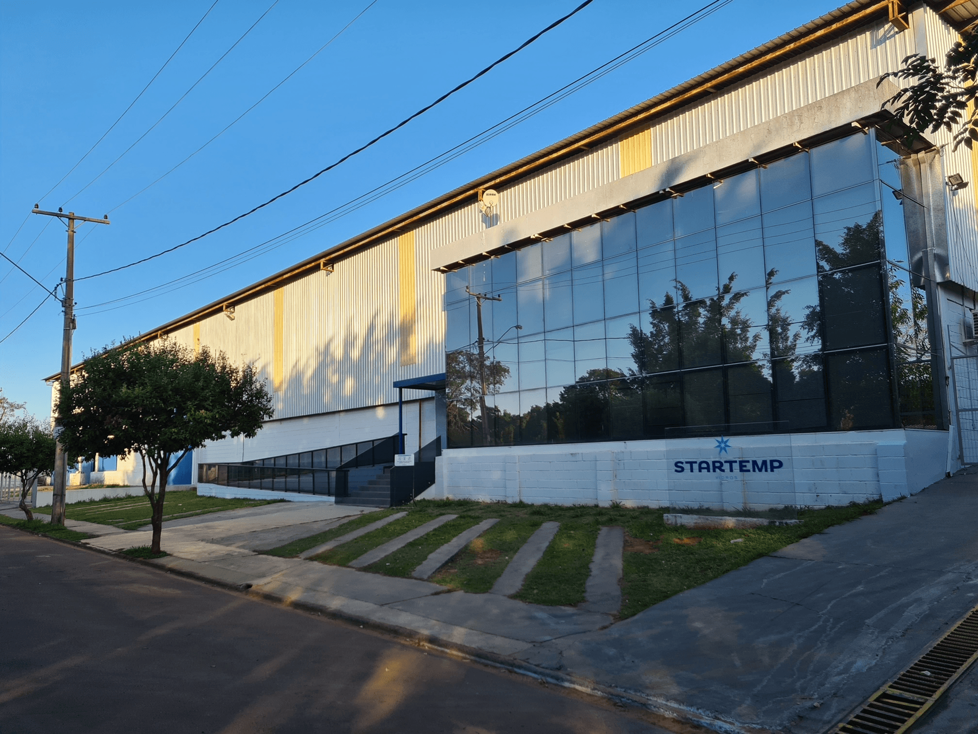 Fachada industrial da Startemp em Bauru, com revestimento metálico e painéis de vidro