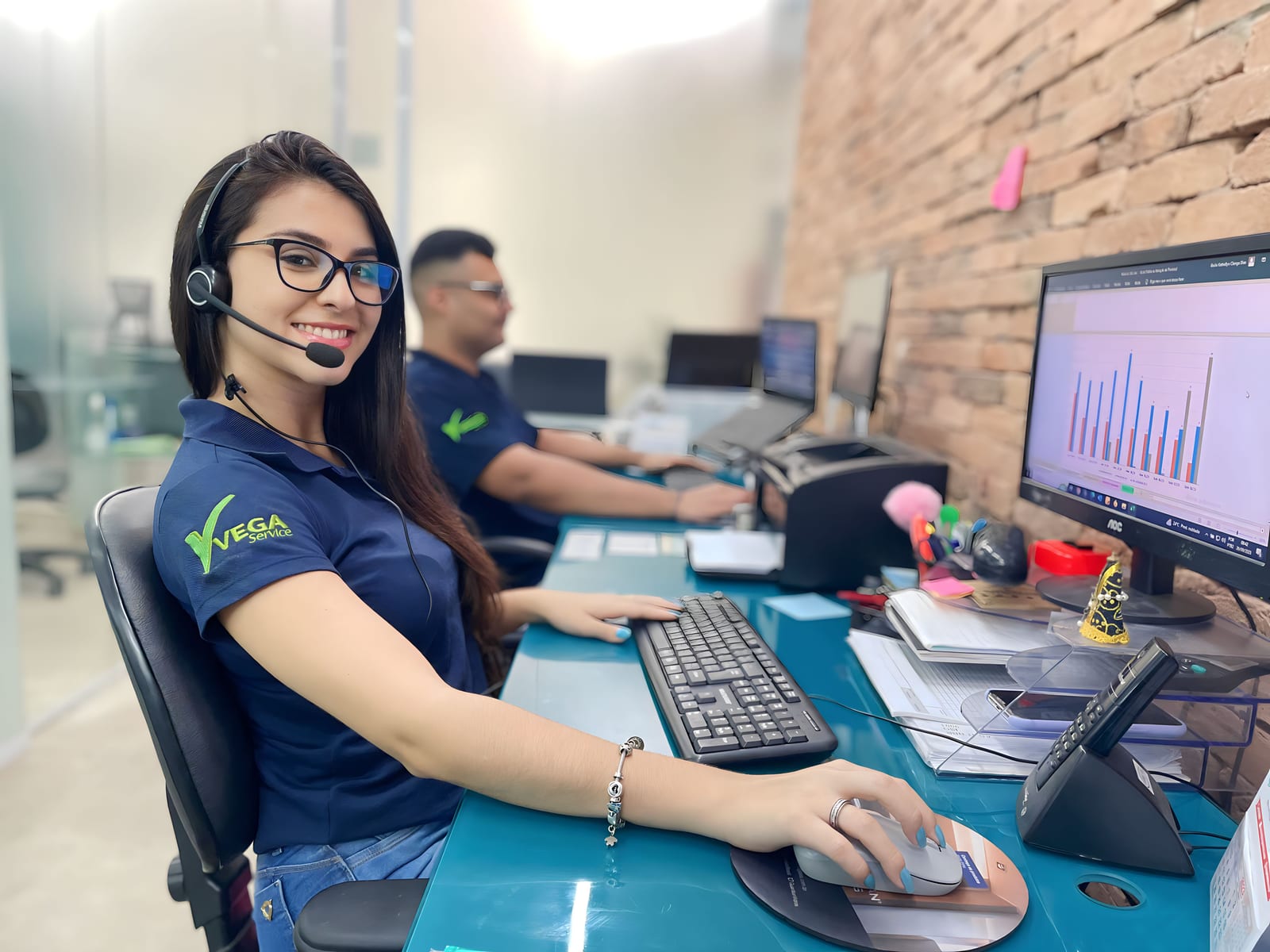 Profissional de atendimento usando headset em ambiente de trabalho